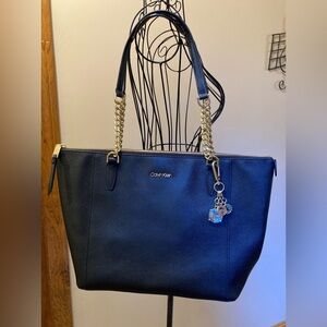 Stunning Calvin Klein purse featuring gold link handles
